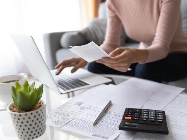 Crop_close_up_economical_woman_work_laptop