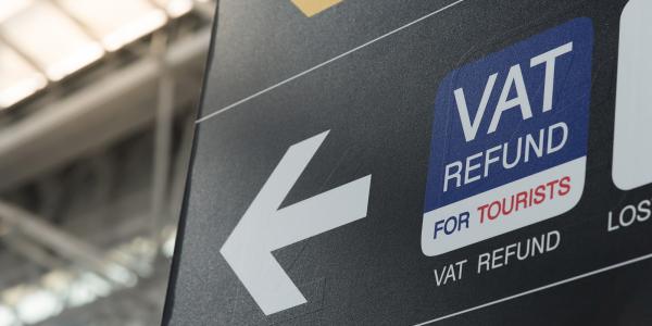 a sign with an arrow pointing to the left the wording reads 'VAT REFUND FOR TOURISTS' a sign with an arrow pointing to the left the wording reads 'VAT REFUND FOR TOURISTS'